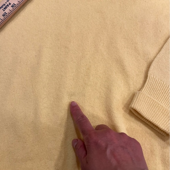 Vintage Women’s Sweater Size L 100% pure Lambs Wool Yellow V Neck Long Sleeves - Picture 8 of 8